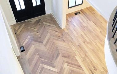 Разговор друзей о выборе напольного покрытия на всю квартиру